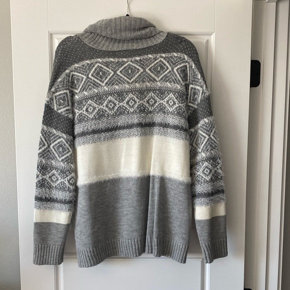 Women’s Gray and White Turtleneck Sweater - Picture 4 of 4